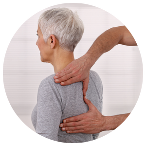 Gråhårig kvinna får ryggbehandling för att upptäcka problem i tid – Boka din behandling på Bromma Ryggklinik